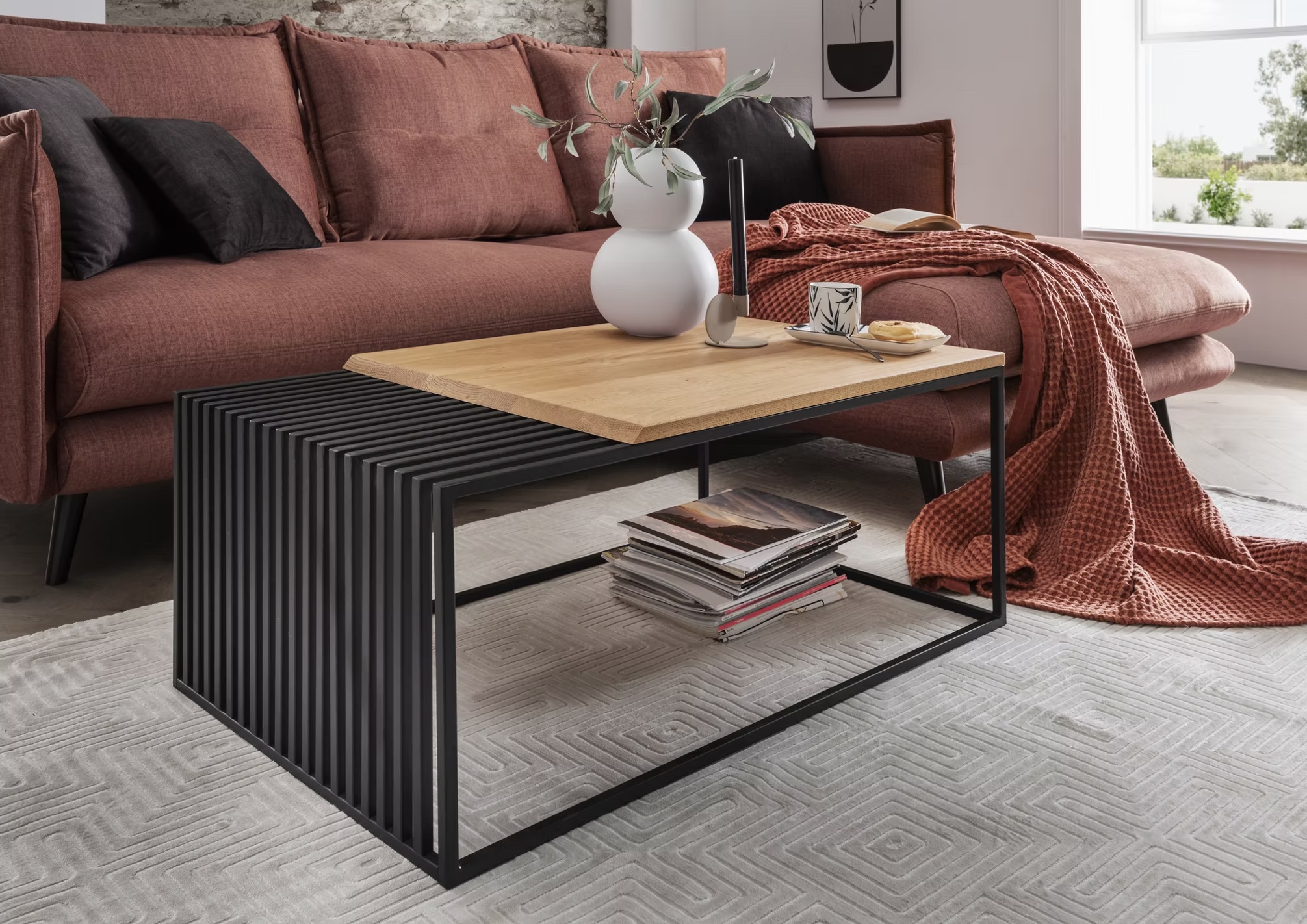 Wohnzimmer mit Couchtisch